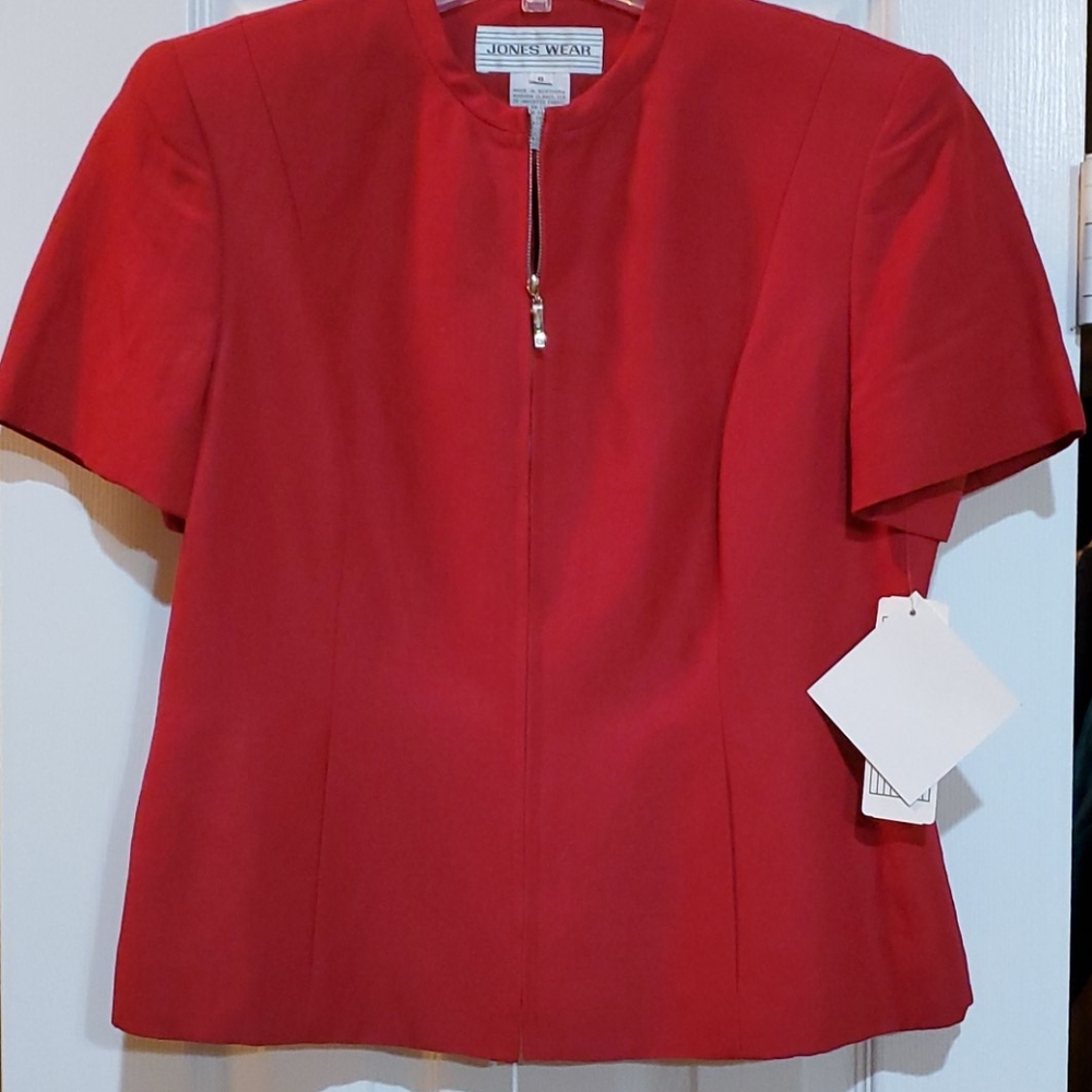 Jones Wear Size 6 Short Sleeve Red Zippered Jacket